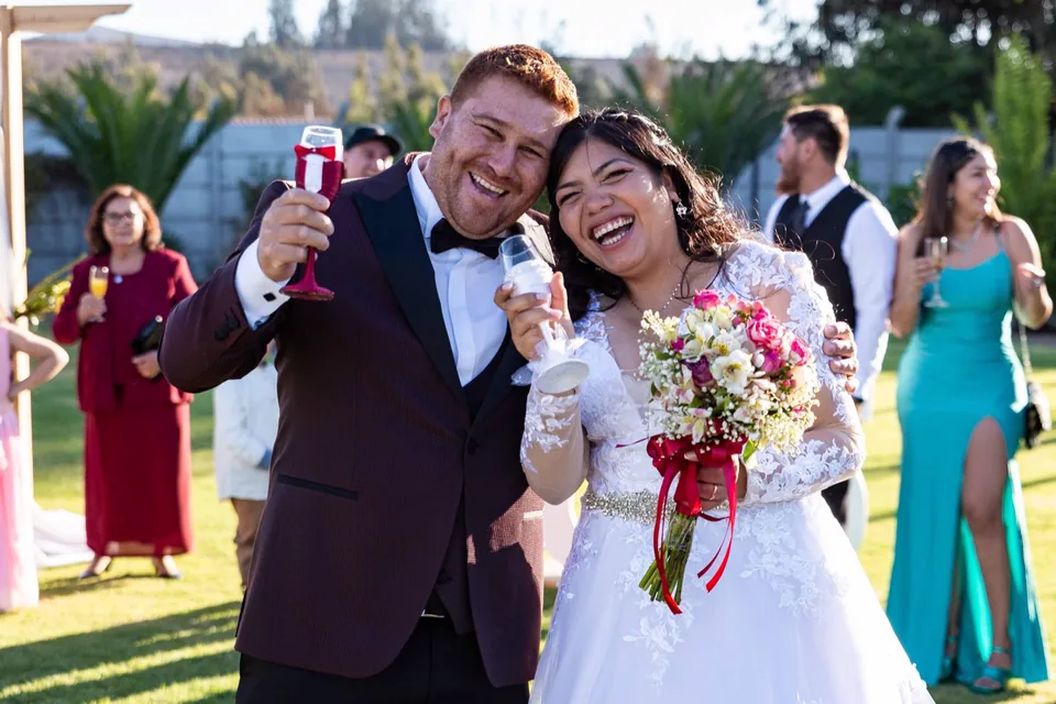Carolina y Sebastián celebrando su matrimonio