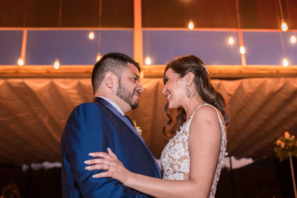 Raquel y Aaron bailando en su matrimonio